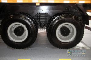廣州車展；陜汽重卡攜德龍牽引車和智能渣土車亮相