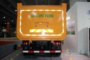 廣州車展；陜汽重卡攜德龍牽引車和智能渣土車亮相