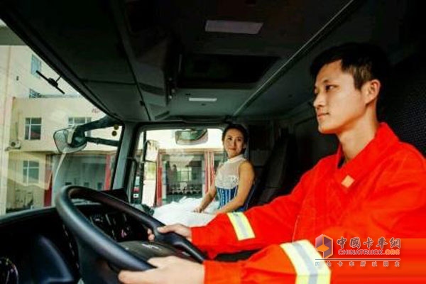 奔馳Actros消防車見證愛情