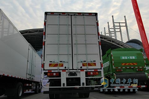 陜汽 德龍X3000 245馬力 6X2 國(guó)四 廂式載貨車(chē)