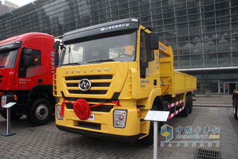 上汽依維柯紅巖杰獅 6×4  290馬力  國(guó)Ⅳ隨車起重運(yùn)輸車