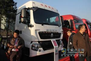 中國(guó)重汽 豪沃T5G 346馬力 6X4 國(guó)四牽引車(chē)