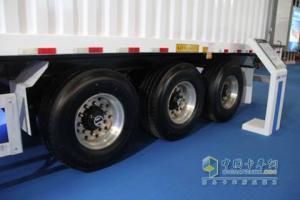 中集無(wú)縱梁廂式運(yùn)輸半掛車(chē)