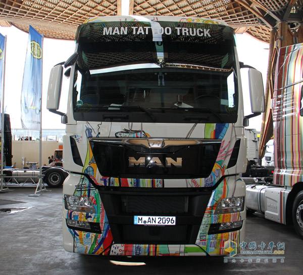 滾動(dòng)的藝術(shù)品 德國(guó)曼恩卡車與“搖滾”一同出發(fā)