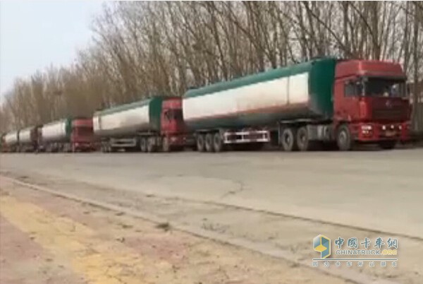 油罐車瘋狂超載拉100噸隨意進(jìn)出港區(qū)