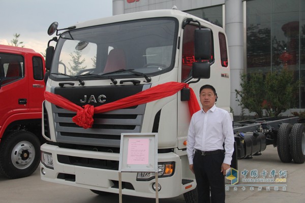 天津鑫格爾發(fā)汽車貿(mào)易有限公司董事長王猛與格爾發(fā)K6合影