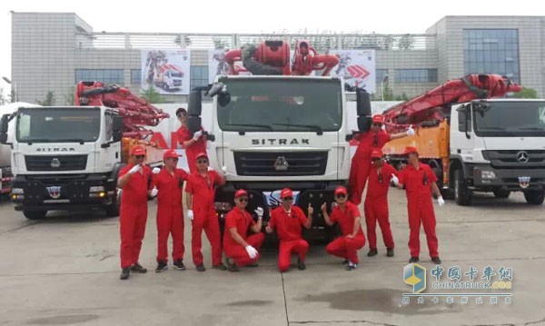 中國(guó)重汽汕德卡底盤泵車