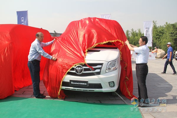 福田汽車集團(tuán)副總裁、福田輕型商用車業(yè)務(wù)總監(jiān)趙建民和陜西省物流與采購聯(lián)合會會長侯東衛(wèi)為圖雅諾新品揭幕