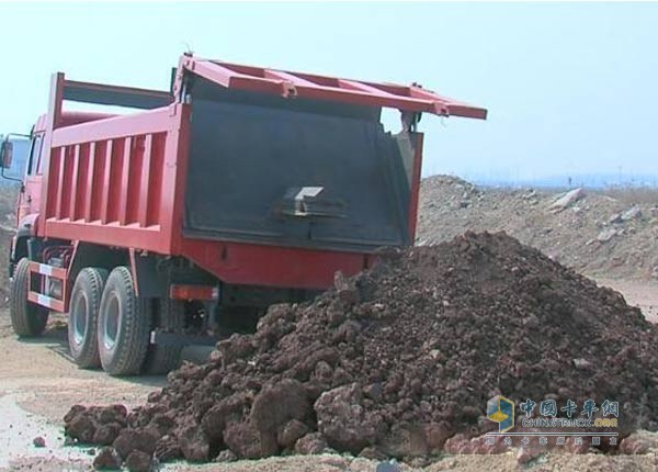 中國重汽推卸式自卸車