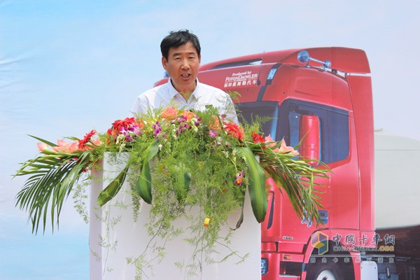 全新一代歐曼超能版危化品運輸車交付山東用戶