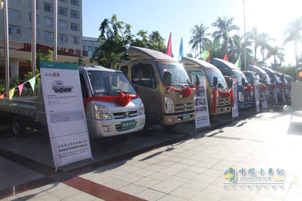 現(xiàn)場(chǎng)用戶搶購(gòu)28臺(tái) 奧馳汽車(chē)萬(wàn)里行炫動(dòng)海口
