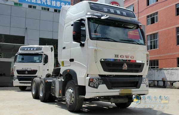 中國重汽豪沃T7H 6X2危險品牽引車