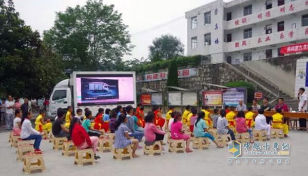 奧馳萬里行團(tuán)隊到達(dá)的流長小學(xué)