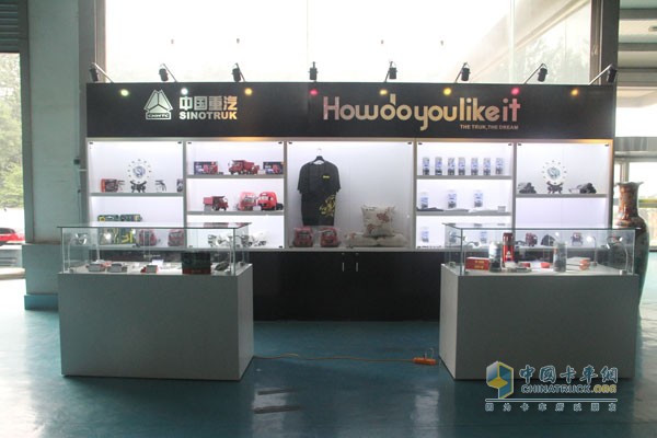 中國重汽成立國內(nèi)首家實(shí)體卡車文化用品店