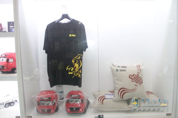 中國重汽成立國內(nèi)首家實(shí)體卡車文化用品店
