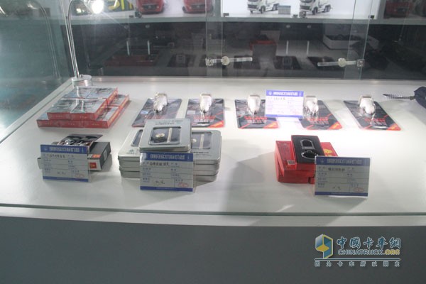 中國重汽成立國內(nèi)首家實(shí)體卡車文化用品店