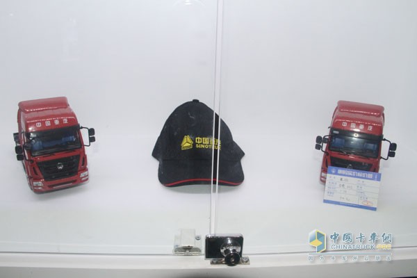 中國重汽成立國內(nèi)首家實(shí)體卡車文化用品店
