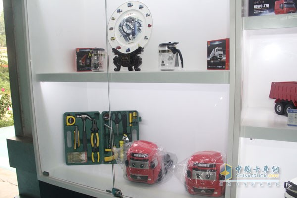 中國重汽成立國內(nèi)首家實(shí)體卡車文化用品店