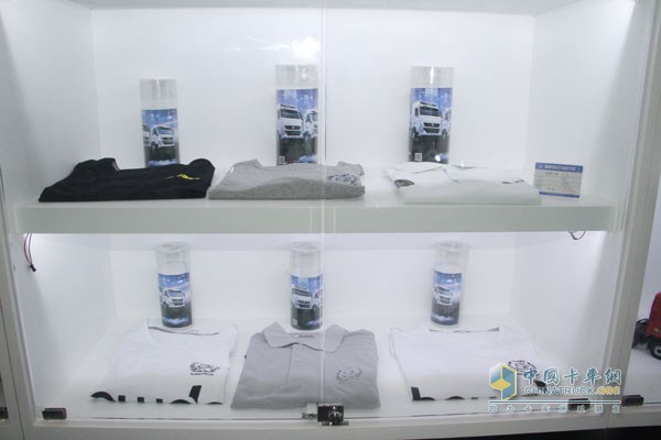 中國重汽成立國內(nèi)首家實(shí)體卡車文化用品店