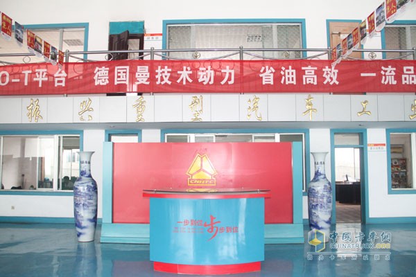 中國重汽成立國內(nèi)首家實(shí)體卡車文化用品店
