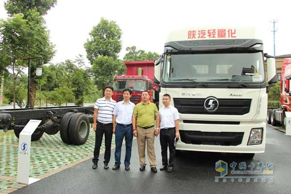 領(lǐng)導(dǎo)與客戶載貨車前合影