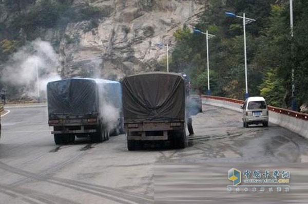 行駛在高速上使用淋水器的貨車