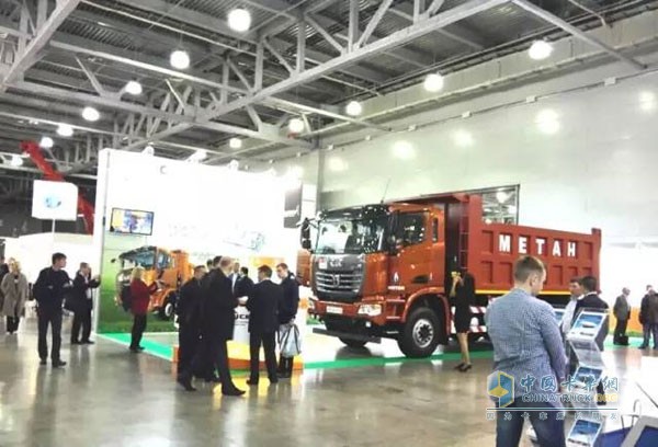 車展現(xiàn)場，觀摩和咨詢聯(lián)合卡車的國外友人絡(luò)繹不絕