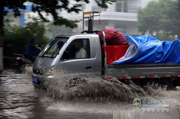 謹(jǐn)慎應(yīng)對(duì)秋雨天氣