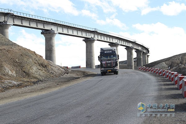 聯(lián)合卡車一直在謀變、奮進(jìn)的道路上昂首前進(jìn)