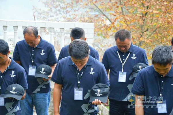 車隊(duì)全體人員瞻仰烈士