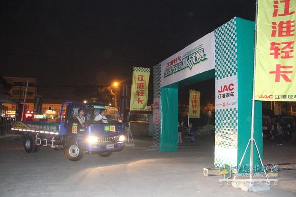 所有參賽車(chē)輛順利完成比賽