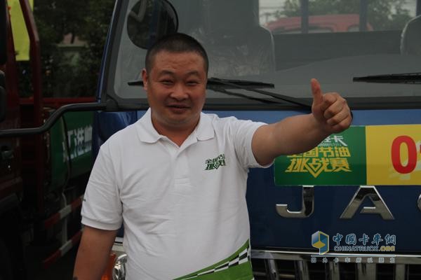 完成比賽的彭師傅為江淮輕卡全國(guó)節(jié)油挑戰(zhàn)賽點(diǎn)贊