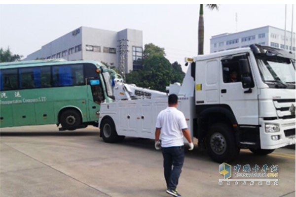 中國(guó)重汽HOWO底盤改裝的清障車