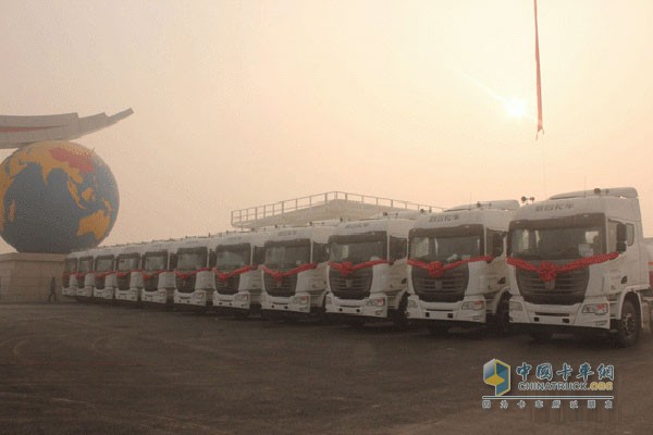 33臺聯(lián)合卡車U380 6X4危化品牽引車交付