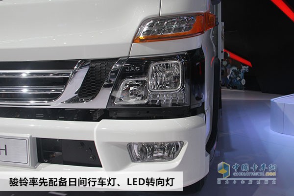 配備日間行車燈、LED轉(zhuǎn)向燈