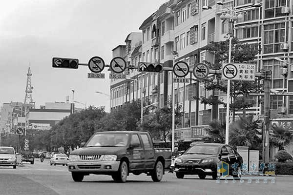 市交警部門在城區(qū)各大路口安裝了黃標(biāo)車限行交通標(biāo)志