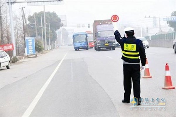 變造駕駛證逃避處罰 難逃交警火眼金睛