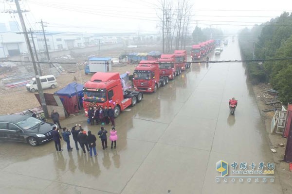 胡先生的卡車兄弟用航拍神器從空中拍下的漢風(fēng)婚車鏡頭