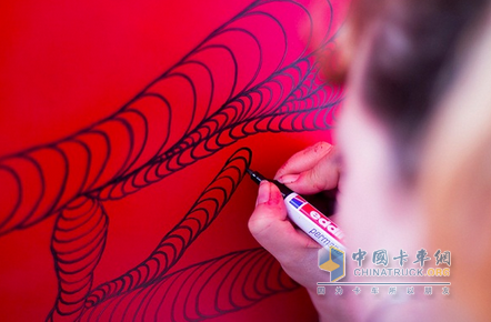 華麗的轉(zhuǎn)身——卡車變?yōu)橐苿铀囆g(shù)畫廊