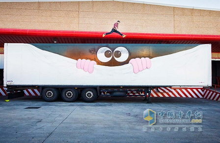 華麗的轉(zhuǎn)身——卡車變?yōu)橐苿铀囆g(shù)畫廊