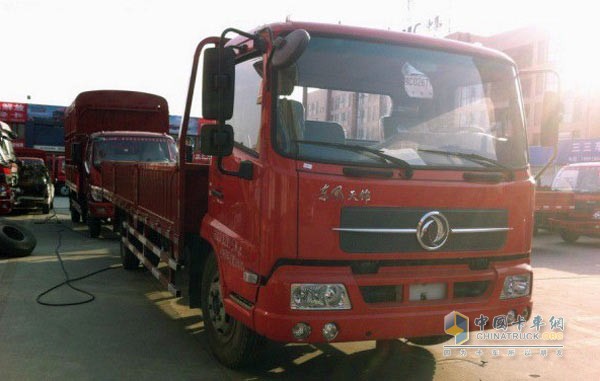 東風(fēng)天錦中卡160馬力4x2載貨車