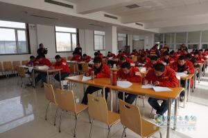 刷新危化品運(yùn)輸駕駛大賽新高度 出彩天龍哥贏戰(zhàn)東營