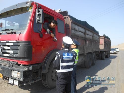 河南集中警力異地執(zhí)法嚴(yán)查超限超載運(yùn)輸