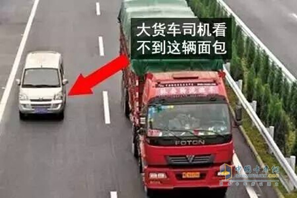 不要長(zhǎng)時(shí)間在卡車右邊行駛，也不要在右側(cè)超車