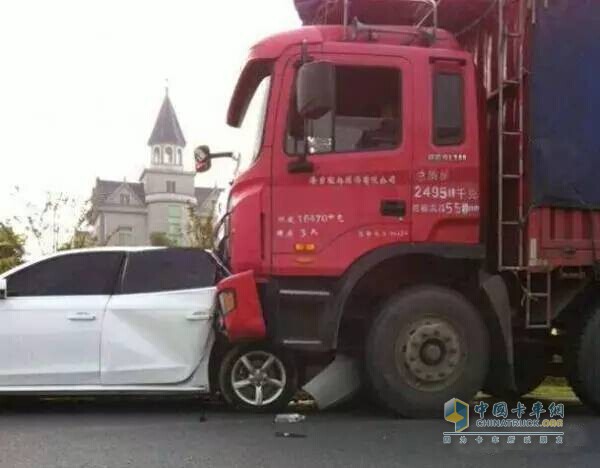 不要尾隨卡車，也不擋在大車的正前方