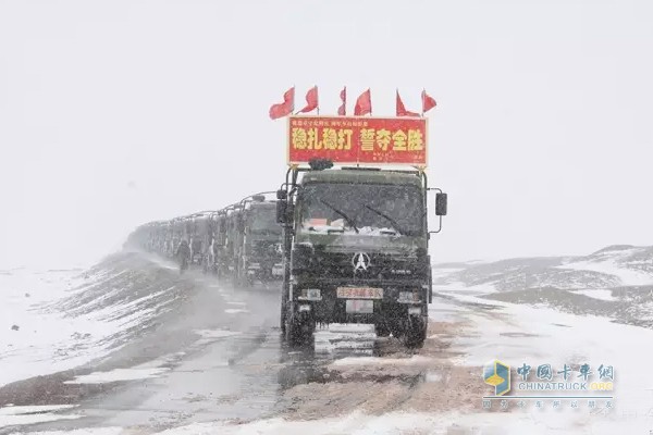 執(zhí)勤車隊(duì)遭遇暴風(fēng)雪，車隊(duì)在冰雪路面上行駛