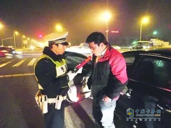 交警在為司機做酒精測試