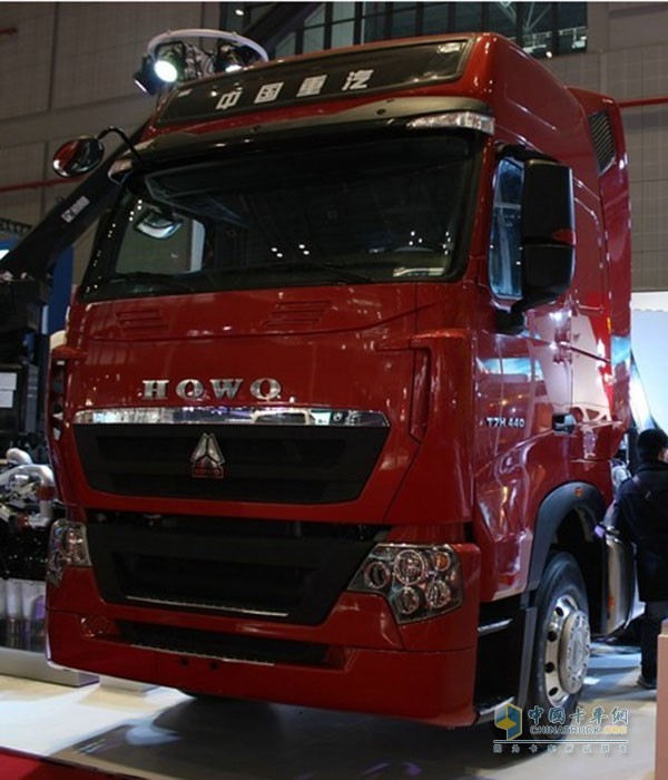 重汽HOWOT7 6×2牽引車