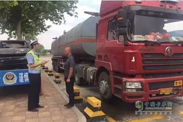 交警正在嚴格檢查危貨運輸