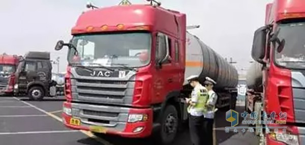 交警部門對危貨車輛設卡檢查